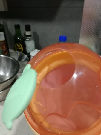 功能性不错，的确可以做出冰沙?效果，但是内胆白色塑料刚买回来打开塑料味很重，洗了很多遍，还是有，做好的冰沙都倒出来喝
