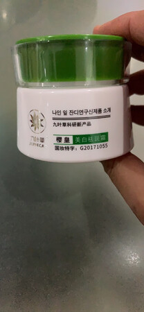 看了别人评论入手的。脸上一直有斑点不自信，希望有好效果吧??