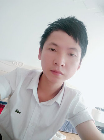 抬头一望，夕阳已藏起了半个脸，好快啊。不知不觉，夕阳只剩下一条边了，又过了一会儿，夕阳只剩下一条缝了。我生怕它在我眨眼之间完全落下去，因此，我强瞪着眼睛来挽留这最后时刻的美景。但是，夕阳像是故意跟我过不去似的，偏偏在我眨眼之间消失得无影无踪了。但山边仍有夕阳的余晖。过了好久，那绯红的晚霞才彻底地消失。大地顿时暗淡下来。此时，我仿佛失掉了什么似的，心中升起莫名的惆怅。