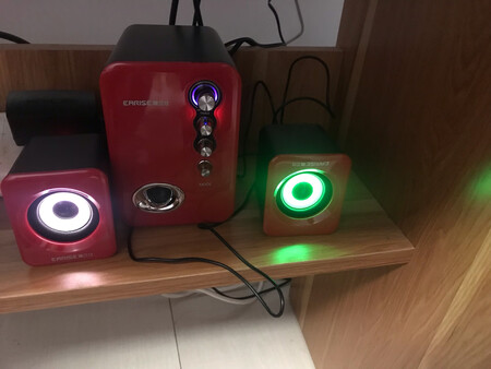 小音箱低音炮到啦，音质很棒，还可以链接到手机，放电脑上也不错?，红色的挺好看，下回买个黑色的，价位合理