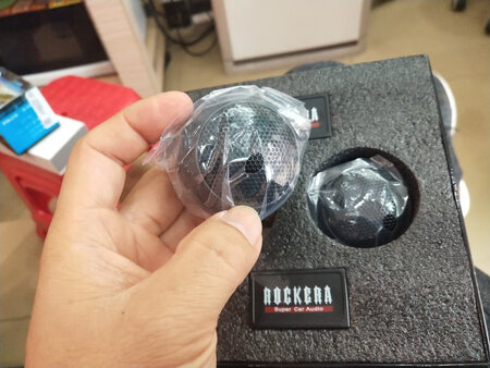 店家服务态度很不错，物流也很快很给力，收到宝贝第一时间打开发现收到实物和店家发布的图片相符，店家很用心还另配了音频线，高音头拿手上分量感觉很重，因为时间不允许还没来得及安装，感觉应该会很不错，安装了看看效果再来追评，如果效果好的话另一部车也来购买一对，希望店家不要让我失望