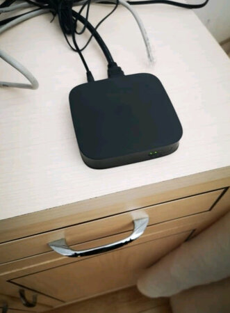 盒子很好，直接用自带WiFi链接，省去了网线连接，省去了原有机顶盒，电视周围也不那么多线了。盒子速度没问题，内置自选丰富。高清台体验完美真的，也可以投屏了，用户体验良好