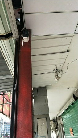 视频清楚买了两个头有个闪红灯，一个绿灯我想问下什么原因，但是看的都清楚