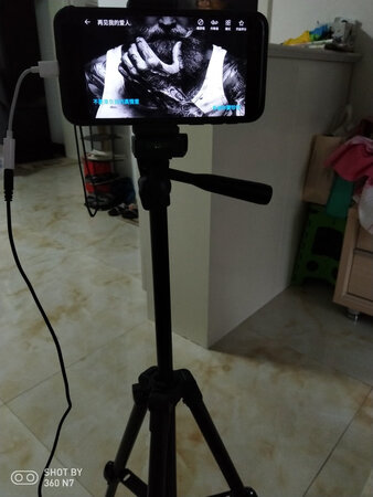 用手机唱卡拉OK很方便，可以自由调整高度！
