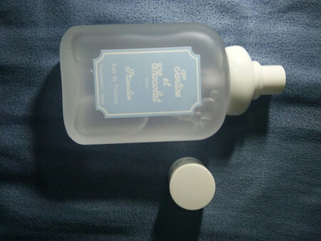 还是那句话，喜欢的人会特别喜欢，不喜欢的人甚至觉得它臭，其实一开始我认为的婴儿香是痱子粉那种味道，下单之后还是很忐忑，收到货之后一开始确实有股酒精味，我一开始对这个味道很失望，但第二天的时候，我突然觉得这个味道其实挺像婴儿香的，所以我认为这个香水究竟是不是某某香味其实跟心理作用有很大关系，每个人印象中的婴儿香其实是不一样的，越闻越觉得是婴儿的香味，所以还是挺满意的，按照我的理解，这种香味是那种晚上睡觉的味道，它不是甜的，有种清凉又有种说不出的舒服，还可以，不过跟CK的黑瓶的香味有点相似。只不过这个更柔和。每个人对香味的理解是不同的，我觉得每一种香味的背后是有故事背景的，才能闻出你想要的香味。我觉得是正品吧，盒子上面贴着日文的，不知道是不是从日本弄过来的。