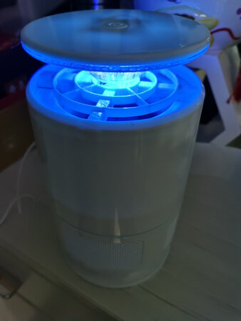 产品做功不错，样式美观，捕蚊效果有待观察，工作时噪声不大，二层包装完整。