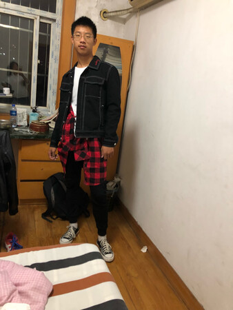 衣服收到儿子迫不及待的打开试试，颜色非常正跟图一样。很好客服也很给力，买小了立马给换了运费还不要。非常满意，下次还会再来的