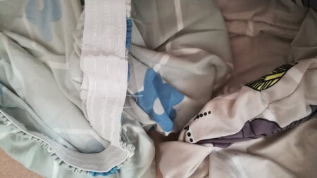 发货速度挺快的，这种椅套布料摸起来手感十分之柔软舒服，，它的弹性也非常好-应该还能套住更大的椅子。有了它不紧紧让椅子看起来美丽高大尚了，还有效地预防椅子防损坏，增加椅子的使用寿命，椅套清洗起来也十分方便，美中不足就是车功差点，接合处线头多。