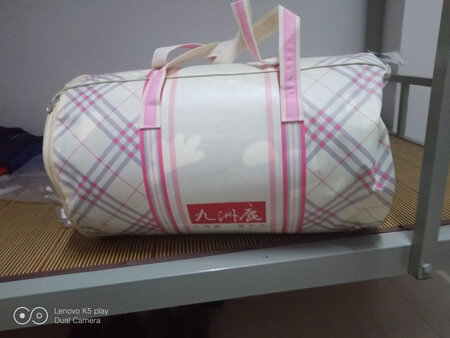轻微掉毛，不是很厚的那种，摸着挺好的的，关键是便宜