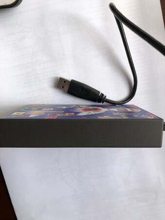 本来在纠结是要设计师款的还是要红色的，不过到手后的设计师款还是不错的。传输速度快，是2019年的生产的。再也不用担心空间不够了。这次快递本来显示15号到，甚至显示正在派送，结果硬生生改成16号送。如果预期不准确就不要写。