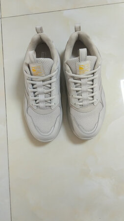 外观大方做工精细，穿着轻便舒适，物流快捷，安踏品牌名不虚传。五星好评！