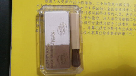 很好用啊，我用它涂眼影和鼻影，颜色正好合适，不黑不淡，涂上后很自然，鼻影刷子也很好用，很柔软，粉质地细腻，在京东购物就是放心，前一天购买，第二天货就送到了，送货很快，快递师傅态度很好，这个粉价格也不贵，性价比挺高的，很愉快的一次购买经历，希望店家能做活动，更多优惠!