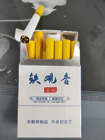 抽烟上瘾的人都知道，要想戒烟非常难，不戒吧又伤身体，戒吧又戒不掉！于是如何不戒烟又不伤身体就成了我们抽烟人梦寐以求的事，我也是抱着这样的希望在京东搜一搜的，结果还真找到了----------茶烟，我买的这一款铁观音，它是用优质茶叶和菊花做的，不含尼古丁，抽起来不伤身体，味道还不错。