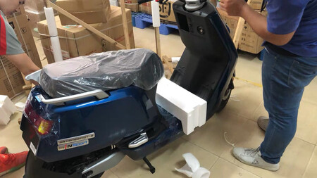 这是我的第二辆小牛电动车，第一辆是在小牛在京东众筹的时候购买的。那辆车是白色的，骑行了五万多公里。伤痕累累，也换过很多的配件。终于狠心抛弃了他。又买了一辆新款N1s，这次买的是蓝色的。两代的车整体变化不少。但都是细节上面的改动。外形还是老样子。速度方面还是杠杠的。提速很快，轻松上52。操作按钮变化很大，需要慢慢的适应一下。新车的做工和老款比起来，用料方面确实不如老款。塑料壳体整体偏薄。用手轻轻一按，就嗯下去了。车体塑料件的拼接，错位有好几处。不如老款严丝合缝。挡泥板虽然改为一体设计，但是太薄太软。其他的没啥吐槽的。不过还是很喜欢小牛电动，为生活增添了很多方便和快乐。好评一个。