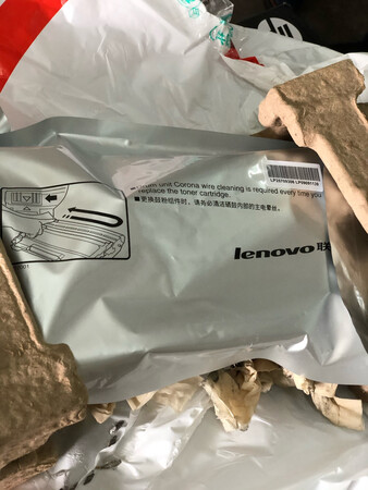 之前买错碳粉搞的打印机打出来一团黑，重新买一个，马上好起来了，以后还是要看清型号买，好东西，打字清晰，安装方便，就是自己加粉时拿塞盖打开很有难度。
