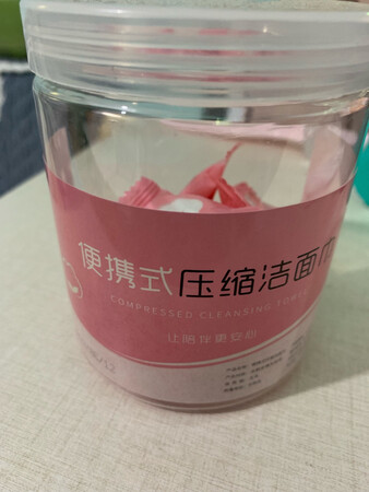 神奇的产品，居然还能用水泡出一张小手帕来。以前有听说过湿纸巾，但是湿纸巾有点刺激。后面又出现可湿水的纸巾，但是纸巾也会破。这个就神奇了，很有韧性，湿了水也不会轻易拉破。非常适合旅游时带上，随时随地倒一点水就能拥有一张纸巾了。非常不错的产品。
产品材质：很舒服
适合人群：大人小孩都可以用