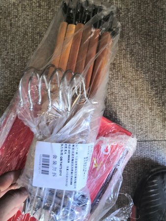 衣架，裤架收到了，还不错的产品，包装虽然特别简陋，但是没有损坏一点点产品，还是不错呢，物美价廉的产品啊，这个质量完全对得起这个价格了，这次买了好多的东西，都完好无损，还是挺不错的，相信京东，会越来越好的