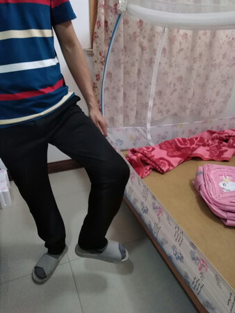 裤子收到了，试穿了一下，很不错，质量很好，很有弹性，款式也挺喜欢的，尺码标准