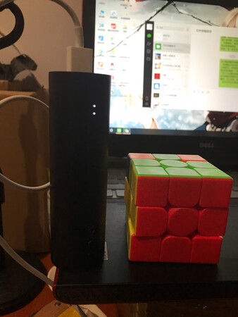 观望这个充电宝好久了，这次趁着双11活动入手了。本来以为是很小的一个，结果入手一看，word天，黑粗硬，有木有？具体充电怎么样，还没实验，这个充电宝支持快充，5000毫安，实际值是3000毫安，勉强给苹果7冲2次吧应该是。总体来说还是值得入手的，本人不喜欢2w的大充电宝，太重太大，而且没有一次是完完整整把电用完的，买了一个小米的1w的，还不错。这次也是活动不错才入手这个，这个厚度是小米的3倍。。。没有对比，你们大概看不出来，下面有很多图都是和参照物，你们仔细看看吧。。。。。。。。。推荐指数四星半