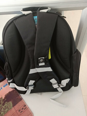 书包已经收到了，实物与图片描述相符，包装完好无损！这是儿子自己选的，说是颜色很符合他的审美观?书包大小正好，做工走线精细，拉链咬合顺畅，国产品牌质量还是不错的?拿起来很轻便，背带上有反光条，安全方面有了一定的保障?分层设计，内部空间足够大，两侧也有储物空间，跟同价位产品比较还是有一定优势的?祝商家财源滚滚，也祝京东蒸蒸日上。再次感谢京东快递小哥，你们的服务杠杠滴?