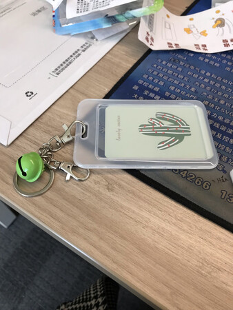 没有毛刺,光滑平整，设计也比较合理，装公交卡正好，要不做活动就有点贵了