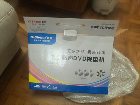 机器更紧凑，下方散热更佳，遥控器操作更简单。