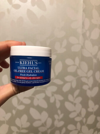 用了很多很多瓶了，清爽不油腻，干净不闷痘，很适合我。冬天要搭配略脂性护肤乳一起用。