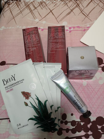 双十一晚上十一点下的单今天下午到货。送了化妆包眼袋，面膜，手霜。不错