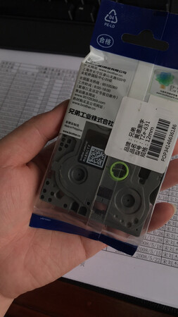 还是正品带芯片的，好使，之前买错了，买成不带芯片的，用不了，有点恶心哦，这个设计，必须用贵的，还好我机智把旧的芯片拆了下来，贴到机子上，也能用，就是要按好几下打印，不带芯片的也就十多块钱，带芯片的都要快上百哦