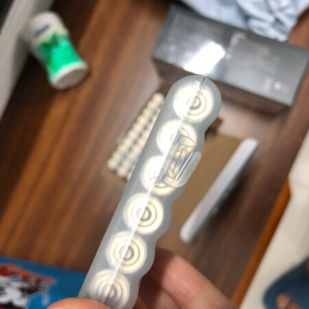 快递箱完好，其中一盒电池一角变形，保护盒坏了，还好电池五损