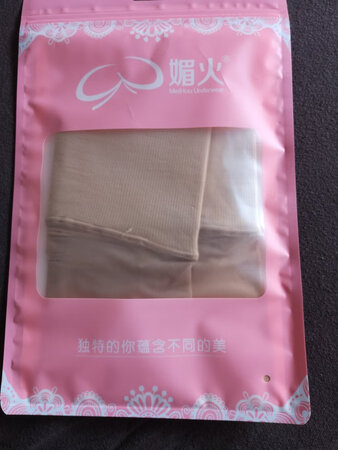 薄柔又无痕，舒适又性感。美中不足的是太容易破了，要很小心啊。