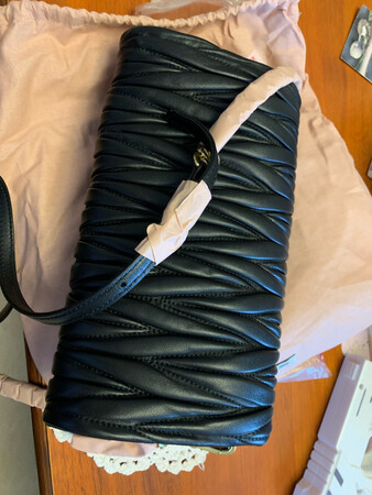 是否正品：应该是正品吧，有一个京东奢侈品的标签，不知道是不是为京东特定款。
包装设计：包装很好，疑问就是这样会不会专门引起人的注意，也给别有用心的人提起注意。
做工细节：做工还是不错的，很细致。
外观颜值：嗯，外观很别致，这个品牌的包就是年轻的设计。
