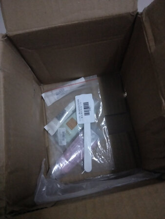 很大一罐，比在实体店买划算一些，送了一些小样，目前这个面膜是我用的感觉效果还不错的一款清洁面膜，之前用完了一大罐和一小罐，现在专门买一大罐给老公用，应该挺适合男士皮肤的