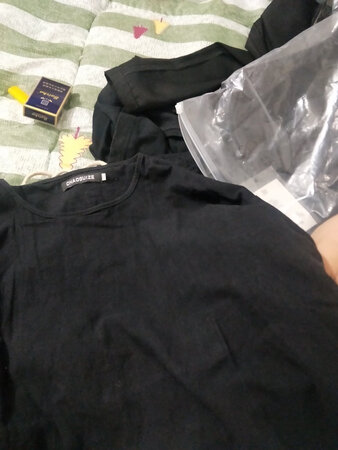 刚刚拆开就这样？衣服上面有灰很脏，裤子弄个洞？商家你良心让狗吃了吗？怎么投诉这个商家，求告知