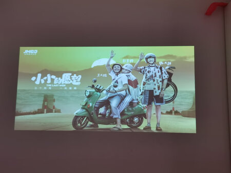 外形外观：外形像是扫地机器人，但是质感很不错
投影亮度：晚上效果很好哦，白天如果窗帘不透光的话，应该也可以
投影色彩：跟手机上看的色彩差不多
音质音效：音质很不错，有点***院里的观影感
其他特色：视频是白天拍的，我家的窗帘透光，所以效果不是很好，晚上投影是很不错的。机器还是有点声音的，不过能接受，看了两三个小时，机器也一点也不热，散热很好。这个价格买到这样的投影仪，我觉得性价比不错。
