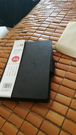 外皮质感略差，内页写字流畅，大小正合适放包，其他略