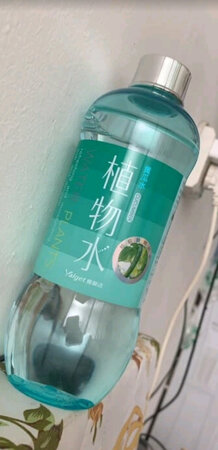 产品质感：跟很多年以前用过的一样
适合肤质：是干性肤质，用起来还不错 
产品香味：淡的香味 
补水效果：补水