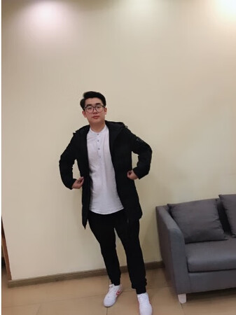 物流速度非常的快，穿上非常的精神帅气，太满意了。。
