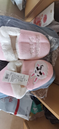非常可爱，没有色差，很柔软，很舒服，大小也正合适，很满意。