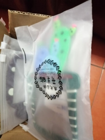 产品气味：无味
大小尺寸：合适
适用场景：儿童房，卧室
相当好看，值得购买，等贴上再来追评