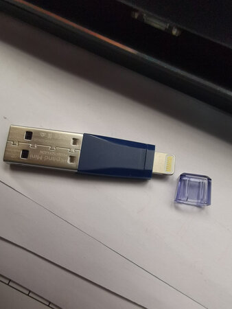 产品还是挺好用的。客服专业知识不够。问能不能选择性复制图片到U盘里新建文件夹分类存放。她都不知道，说不行。无语。事实是可以的。很小巧，没有挂孔，容易丢哦。传输速度很快。