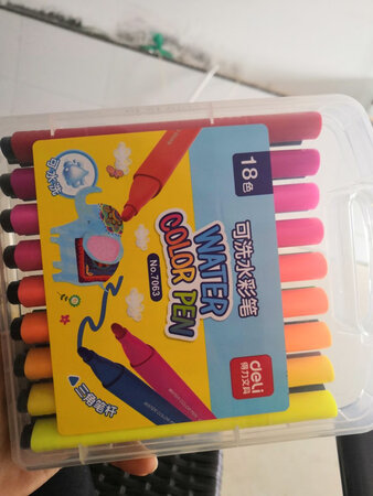 水彩笔都是比较常规的，三角形的笔干适合小孩子形成比较规范的握笔姿势。这次我选的是18色的，京东超市搞活动，15块多的啊，打七折，非常便宜，相当于十块钱上下，活动力度比较大。打开试了一下，比的颜色鲜艳，出水流畅，没有干，推荐购买