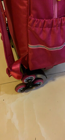 书包很不错，现在小学生书包太重，带轮子轻松很多