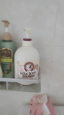 个人情况：23岁，身体皮肤干。 使用效果：这款身体乳用了很滋润，而且特别香，牛奶味十足，很喜欢。 吸收情况：吸收很好，经常购买的。 整体描述：包装很用心，没有破损。物流情况：速度很快，双十一也能这么快，五星好评。
