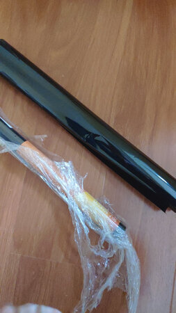 适用场景：厨房玻璃窗和房间玻璃窗
产品气味：没什么气味
大小尺寸：宽度有点小
其他特色：无
感觉隔热效果还不错，就是不好贴，总是起气泡，或者不平，用了刮板有一样，特别是窗户玻璃特别大的时候