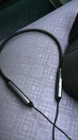 舒适度：佩戴舒服
续航能力：续航能力一般吧
音质音效：音效对得起这个价格