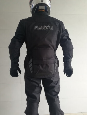 做工精细，防风保暖效果不错，护具齐全，173cm67kg穿M号刚刚好，店家服务很棒，给好评！