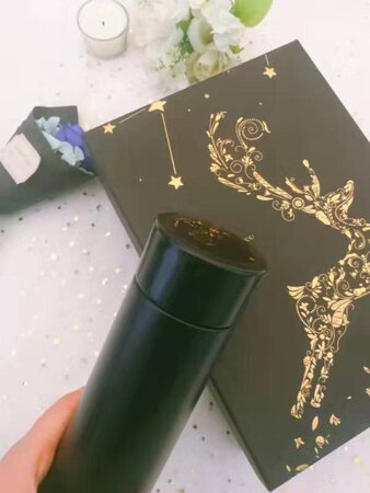 在~上看到这个视频，买了个黑色杯子准备送给男友的生日礼物，黑色很雅致。到货很快，包装的也很仔细，杯子的品质很高大上，满满一箱子的东西，另外送的杯套也很惊致。杯子里面没有味道，杯子的保温指数也很好。总之很满意，到时候再来给朋友买个。