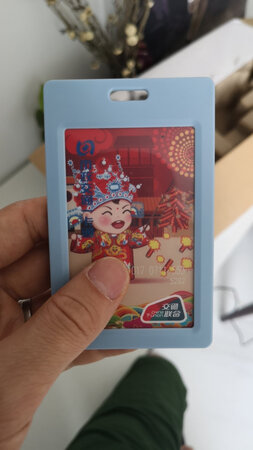公交卡一直裸露拿着，边都翘起来了，一直在找这么个东西，终于找到了，这下好了，放在这里边，一点事情都没有了，不愧是deli大品牌，没有什么问题，买了6个，给朋友了3个，都说不错，哈哈，还会再来的，相信deli，相信京东！