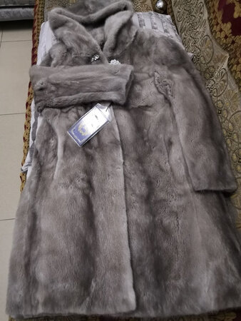 这一款水貂皮衣服颜色不错，毛质紧密，穿起来上档次，衣服宽松舒服，比较适合中老年人。主要是价格亲民实惠，不少朋友亲人看了也准备买一件……